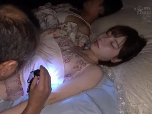 Thay má đi làm thêm, âm đạo bị gã chủ nhà biến thái giở trò