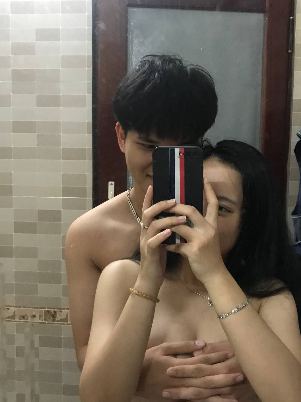 Wow~ MM nửa đường sexy nhất thật là sexy, bố ơi, nhanh lên nhét con đĩ B cứng vào đi, ngứa quá~ nhanh lên bố ơi